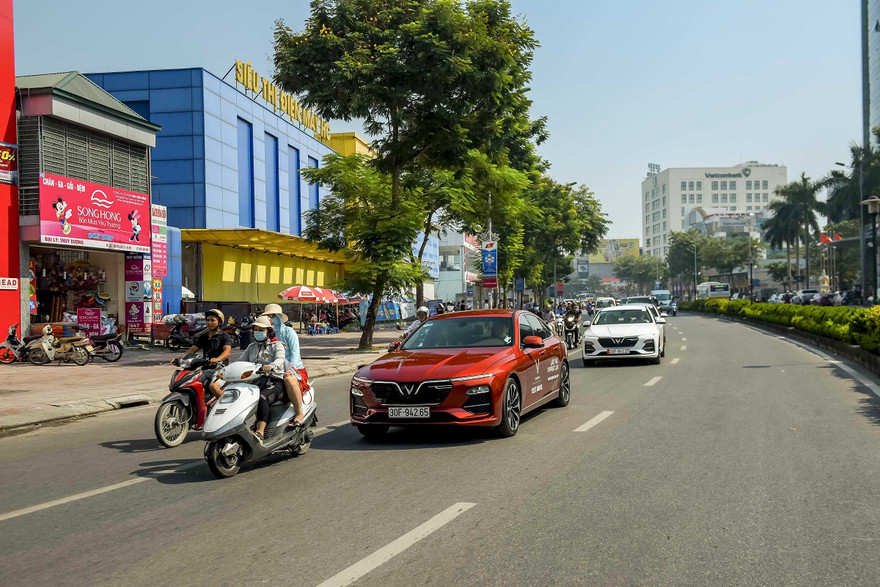 Thấy gì từ việc VinFast bất ngờ công bố cơ cấu giá thành xe?