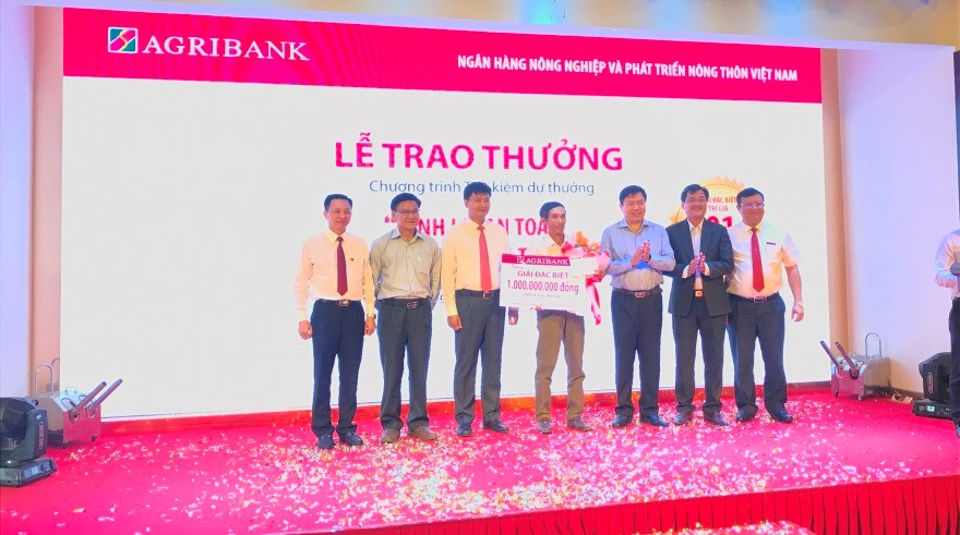 Agribank trao sổ Tiết kiệm trị giá 01 tỷ đồng cho khách hàng trúng giải Đặc biệt