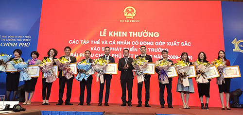 Trao thưởng cho các tập thể và cá nhân có đóng góp vào sự phát triển của thị trường TPCP giai đoạn 2009 – 2019.