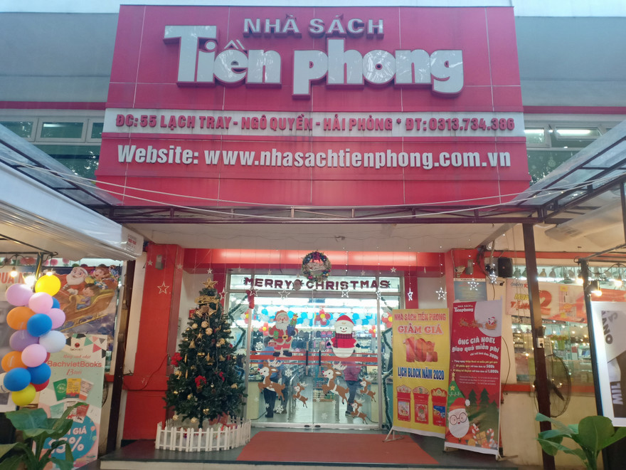 Ông già Noel giao quà miễn phí cùng ngàn quà tặng tại Nhà sách Tiền Phong