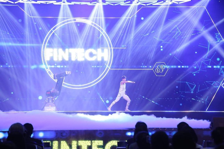 Màn trình diễn Motion control robot được lập trình với công nghệ AI lần đầu tiên xuất hiện tại Việt Nam trong lễ khai mạc Techfest 2019