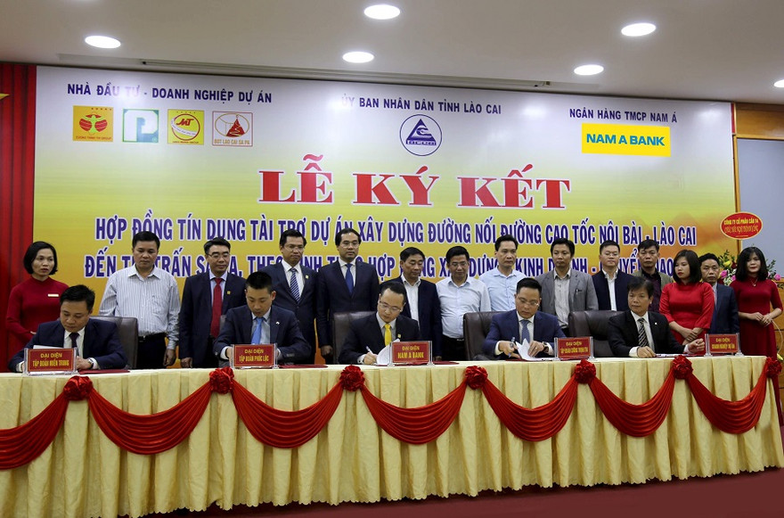 Cùng với Nam A Bank, đơn vị thi công cho dự án trọng điểm này gồm liên doanh Tập đoàn đầu tư: Tập đoàn Phúc Lộc – Xây dựng miền Trung – Cường Thịnh Thi cùng Doanh nghiệp dự án (Công ty Cổ phần Đầu tư BOT Lào Cai – Sa Pa).