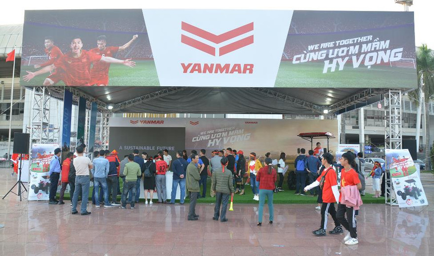 Toàn cảnh gian hàng YANMAR với biển quảng cáo ấn tượng cả 4 mặt