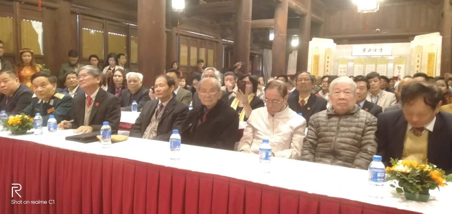 Hàng ghế đầu từ phải qua trái: Ông Bùi Ngọc Khôn – Chủ tịch HĐTL, GS. Bùi Đại, GS. Bùi Huy Phú, GS. Bùi Nghĩa, ông Hoàng Văn Be, TS. Bùi Quang Ngọc, Thiếu tướng Bùi Đăng Phiệt tại buổi lễ