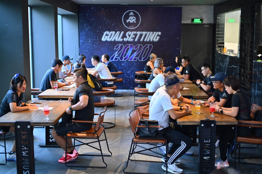 Các coach va crew đang tư vấn cho các thành viên