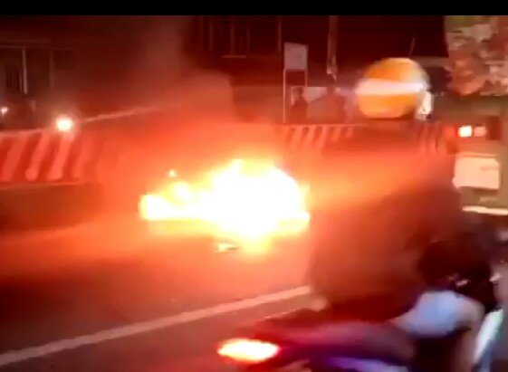 Chạy ngược chiều tốc độ cao gây tai nạn, 2 xe máy phát cháy khiến 3 người trọng thương 