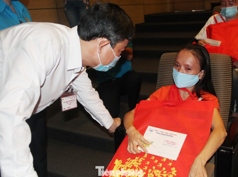 Dịch bệnh không về quê ăn Tết, công nhân bật khóc khi nhận quà