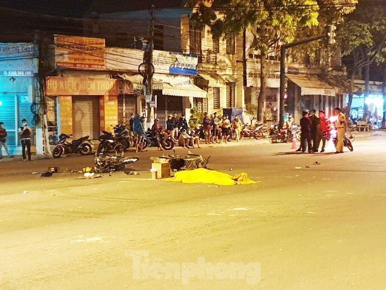 Xe máy vượt đèn đỏ gây tai nạn làm 5 người thương vong