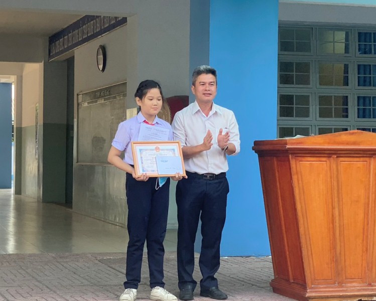 Nữ sinh Bình Dương không tham vàng rơi