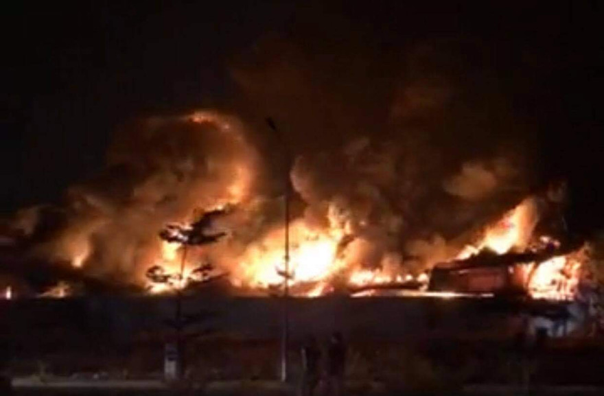 Lửa bao trùm công ty gỗ 