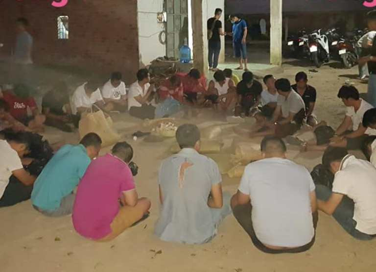 Đột kích sới bạc có nhiều lớp bảo vệ, tạm giữ hàng chục đối tượng