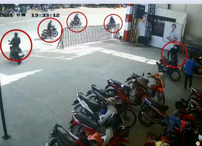 Clip: Nhóm dàn cảnh trộm 3 xe máy trong tích tắc ở Bình Dương