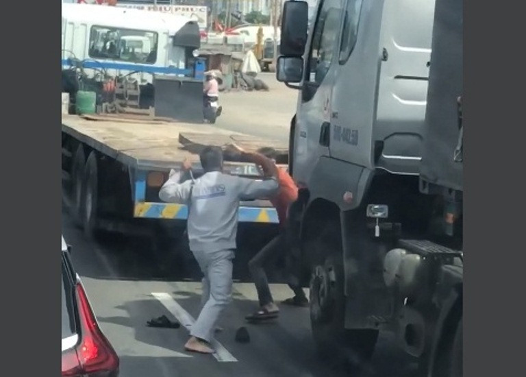 Rợn người xem cảnh kẻ cầm dao, người câm côn đánh nhau sau va chạm xe