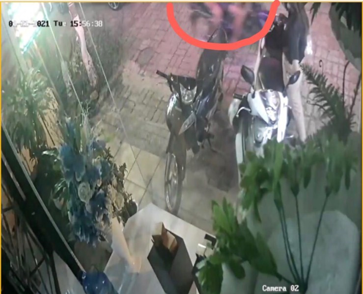 Đứng trước nhà gọi điện, cô gái bị cướp túi xách chứa 50 triệu đồng