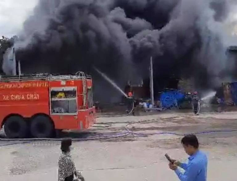 Công ty thiết bị xây dựng ở Bình Dương chìm trong biển lửa