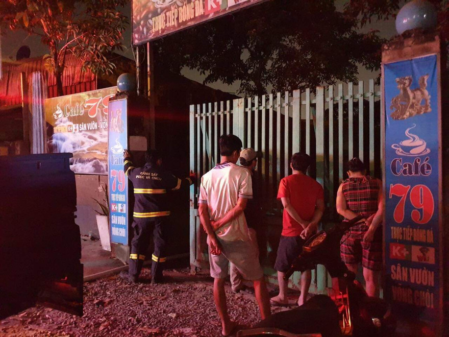 Thanh niên ôm bình gas, can xăng la hét doạ chết trong quán cà phê