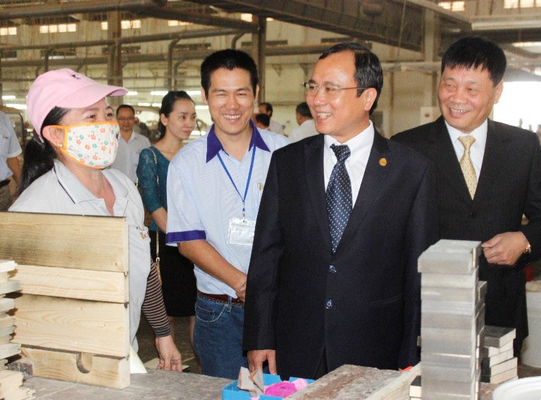 Doanh nghiệp cắt giảm chi phí để thưởng tết, công nhân được tặng vé máy bay