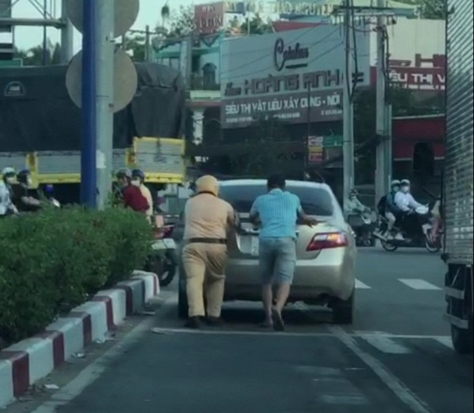 CSGT Bình Dương đẩy ô tô cho người đi đường