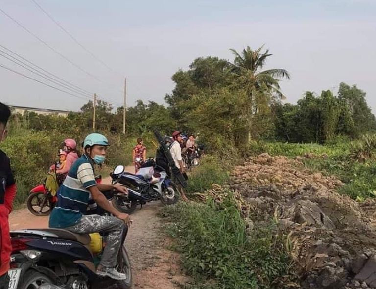 Phát hiện thi thể nữ giới buộc vào can nhựa trôi trên sông