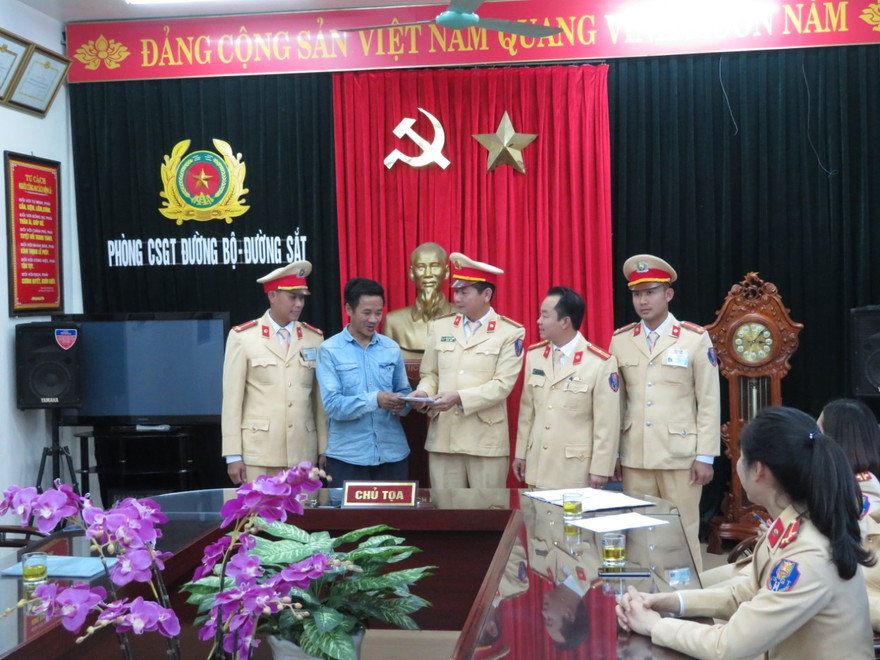 CSGT Thanh Hóa trao trả 30 triệu đồng cho người dân