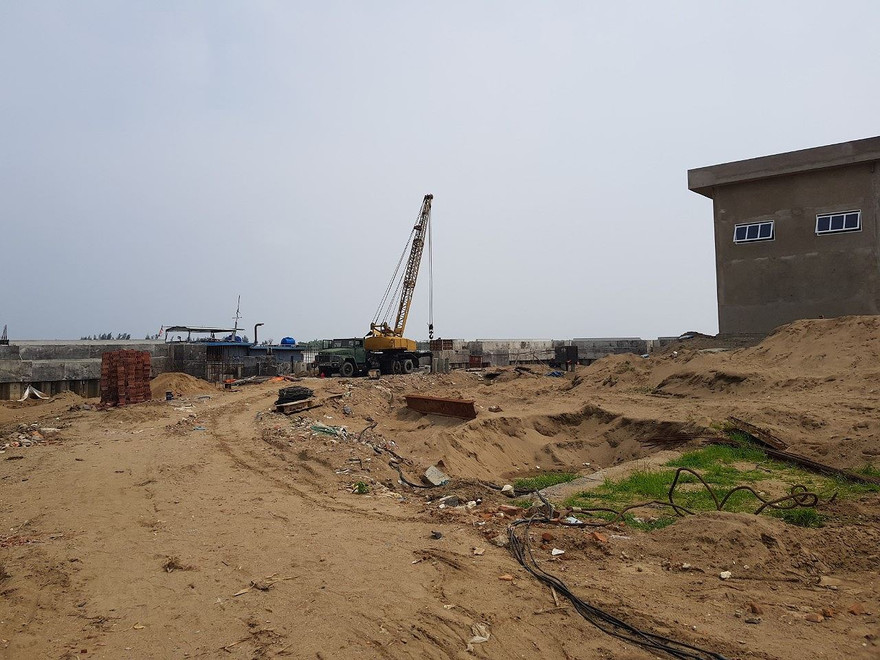 Hiện trường công trình lấn lòng sông Mã