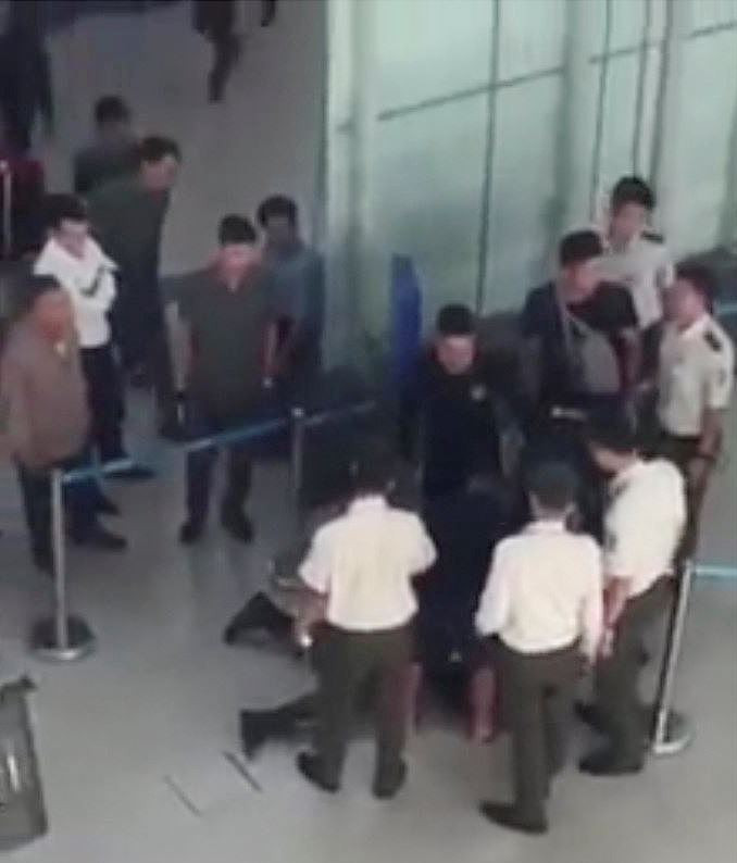 Lực lượng an ninh khống chế các đối tượng. Ảnh cắt từ clip.