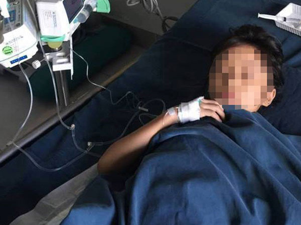 Hiện bé gái V.T.T. đang được điều trị tích cực tại Bệnh viện Nhi Trung ương với các trang thiết bị y tế quanh người. Ảnh: Trí Thức Trẻ