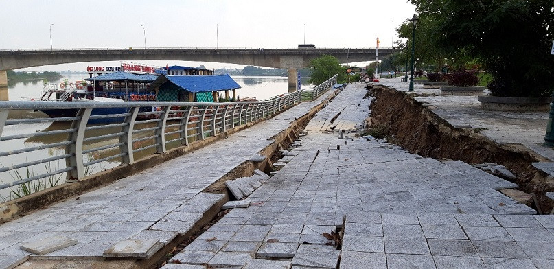 Sạt lở đê sông Mã