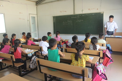 Lớp học tạm của Trường tiểu học Trung Sơn