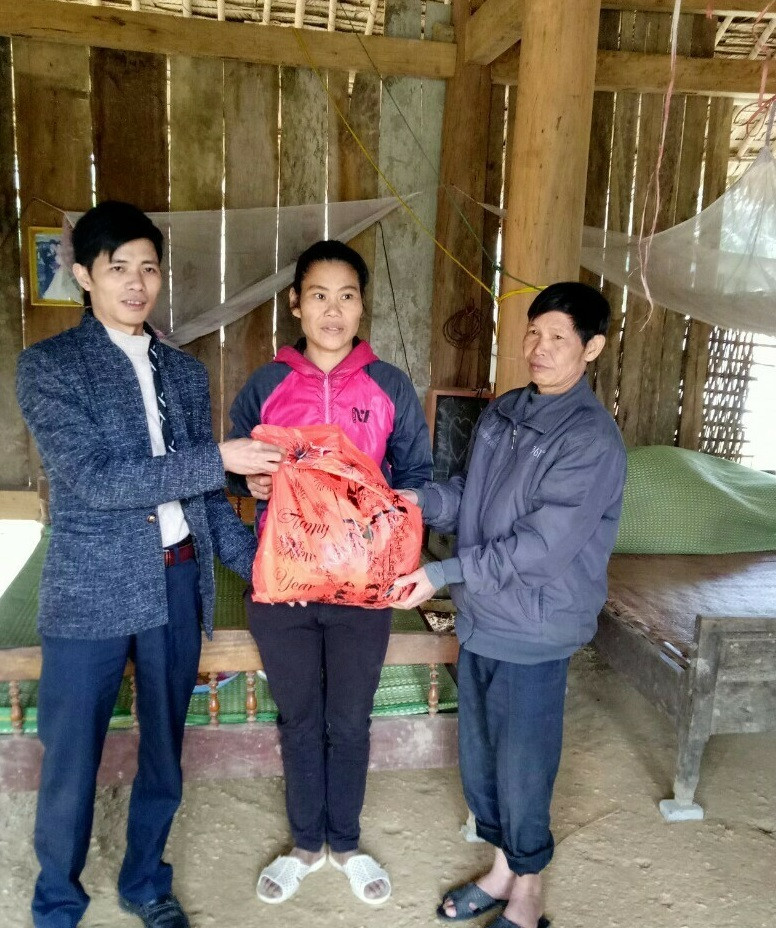 Xúc động giáo viên miền núi góp tiền tặng quà Tết cho hộ nghèo
