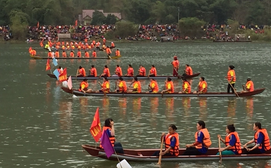 Đua thuyền giữa lòng hồ thủy điện