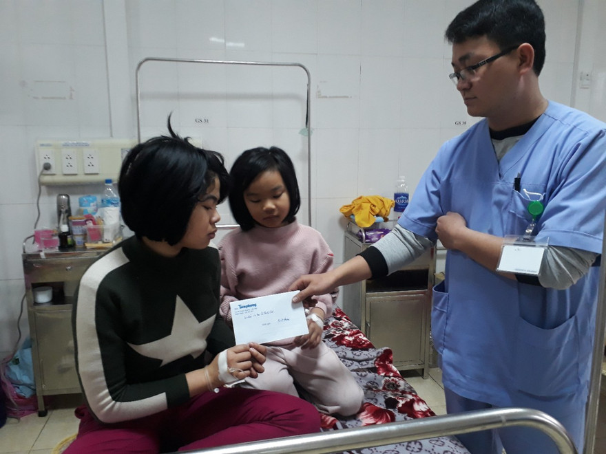 Thăm, tặng quà cho 2 học sinh đuối nước được cứu