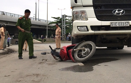 Xe máy của người phụ nữ bị kéo lê 50 m. Ảnh: Hải Hiếu