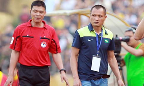 HLV Ngô Quang Trường phải ngồi ngoài hai trận do phản ứng trọng tài Chiến (phía sau). Ảnh: Đức Đồng.