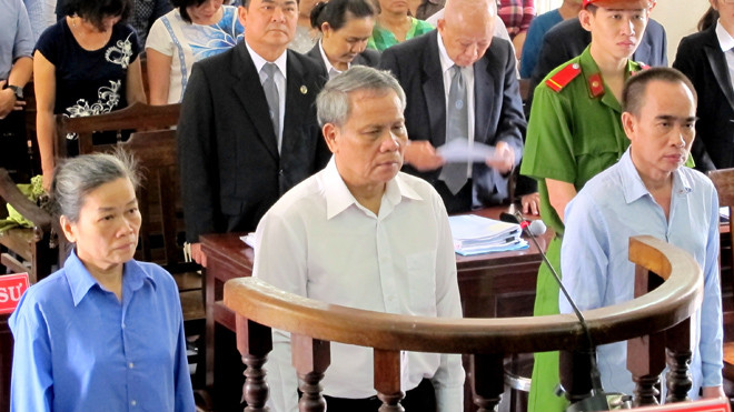 3 bị cáo Phúc, Lạc và Danh (trái sang) tại phiên tòa. Ảnh: Tân Châu 