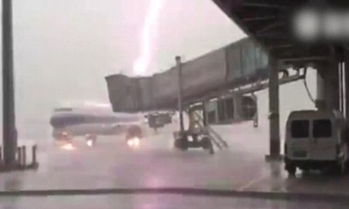 Sét đánh trúng máy bay Trung Quốc trên đường băng