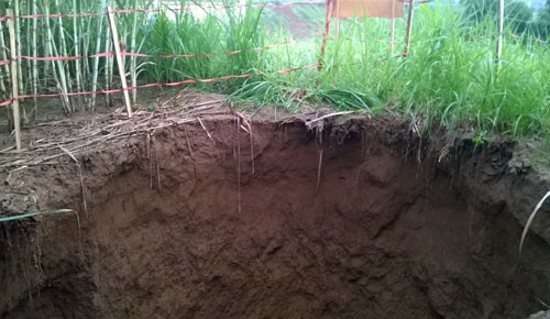 "Hố tử thần" nằm ngay sát trạm bơm Lộc Phượng, xã Thành Vinh. Ảnh: Thành Vinh.