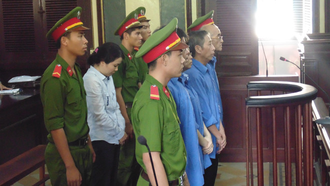 Các bị cáo nghe tòa tuyên án sáng nay 31/5. Ảnh: Tân Châu