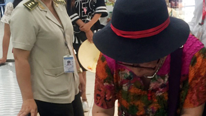 Nữ du khách ký vào biên bản thừa nhận trộm điện thoại. Ảnh: A.N