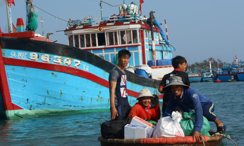 Kịp cập bờ bầu cử, ngư dân miền Trung lại tất bật ra khơi trường kỳ bám biển
