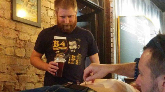 Loại bia kỳ lạ có sử dụng phần lông rốn