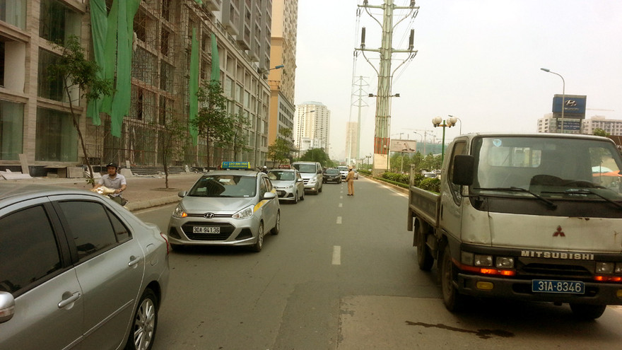 Các phương tiện được hướng dẫn lưu thông tránh khu vực thủy tinh vương vãi.