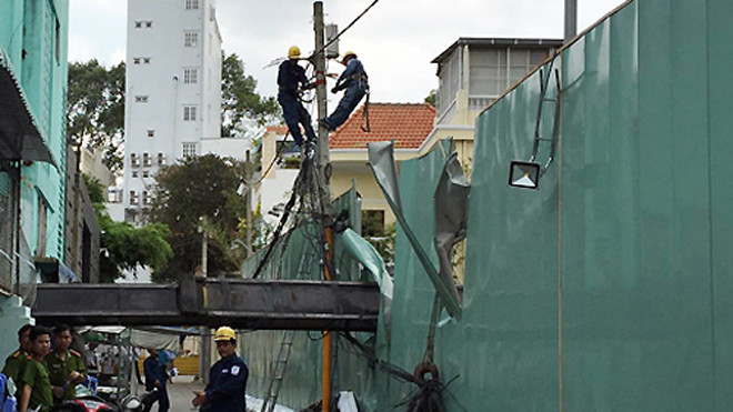 Cần cẩu cả chục tấn đổ vắt ngang con hẻm, đè sập trường mầm non. Ảnh: Hải Hiếu