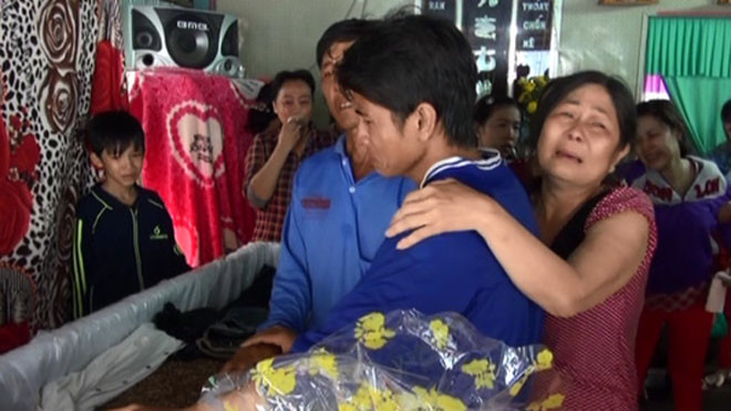 Người thân khóc thương lúc tẩm liệm anh Sĩ