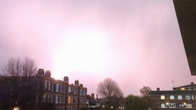 Hai máy bay bị sét đánh trúng trên bầu trời Anh