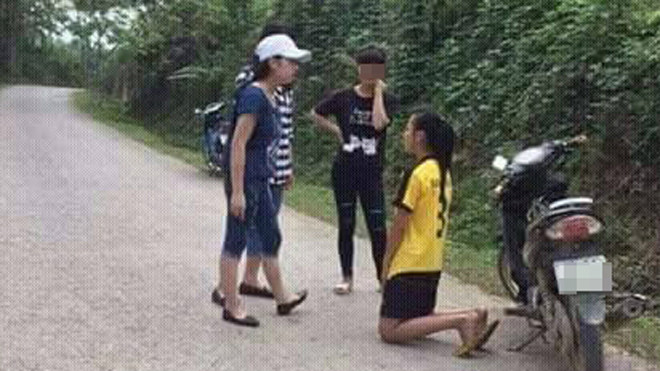 Nữ sinh lớp 9 bị bạn trường khác bắt quỳ xin lỗi. Ảnh: Tin nóng Lạng Sơn