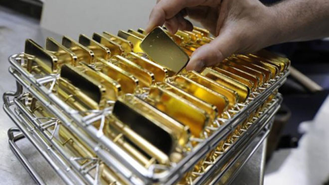 Mỗi ounce vàng giảm nhẹ. Ảnh: Bloomberg.