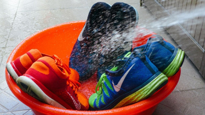 Trời mưa bất chợt khiến những đôi giày yêu thích dễ bị ướt dẫn đến hư hỏng.