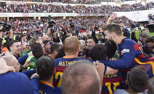 Pique (góc phải) ăn mừng cùng đồng đội. Ảnh: EPA.