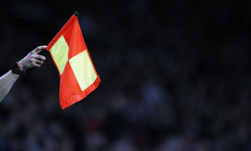 Tỉnh táo là yêu cầu hàng đầu với trọng tài khi làm việc. Ảnh: Reuters.